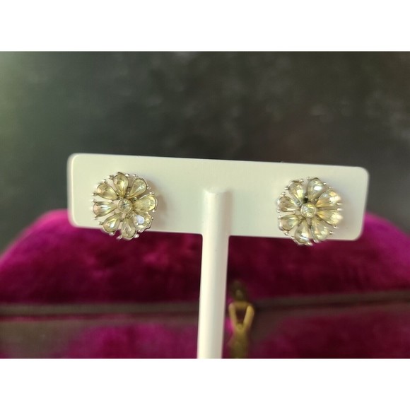 Vintage Weisner Floral Screwback Earrings - Picture 2 of 10